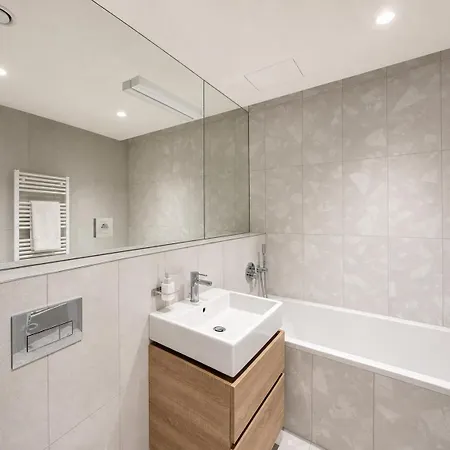 Sleek & Modern New Build By Rentez Apartment Prag