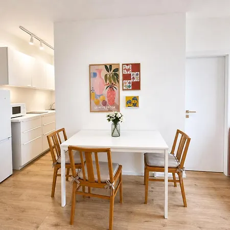 Apartment Sleek & Modern New Build By Rentez