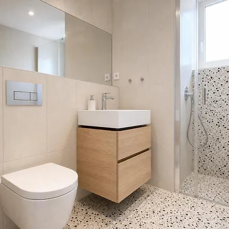 Apartment Sleek & Modern New Build By Rentez