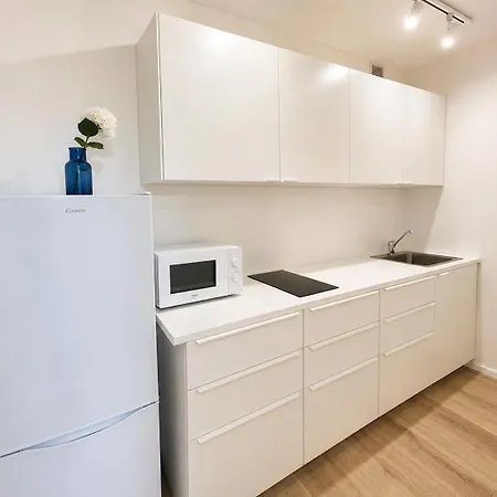 Sleek & Modern New Build By Rentez Apartment *